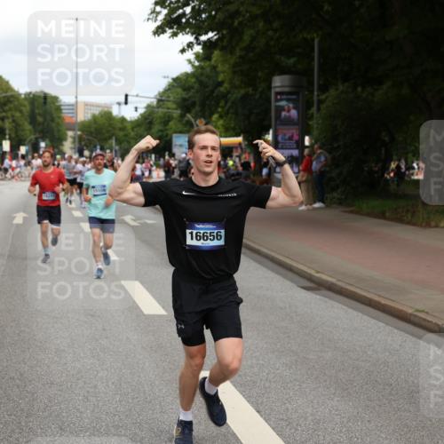 29.06.2025 - hella hamburg halbmarathon Yannick Fuchs http://msf.ph/oto/8230754 29.06.2025 10:33:56 20KM 1343, 1445, 1803, 2525, 2546, 2563, 3282, 3783, 4565, 4759, 6037, 6686, 6687, 7981, 8319, 8925, 9265, 11305, 11619, 12335, 12772, 13479, 13514, 13729, 14204, 14272, 14311, 14359, 15013, 15094, 15336, 15556, 15744, 15866, 16656, 16820, 17005, 17215, 17360, 17668, 18149, 18285, 18547, 18734, 18803 meine-sportfotos.de