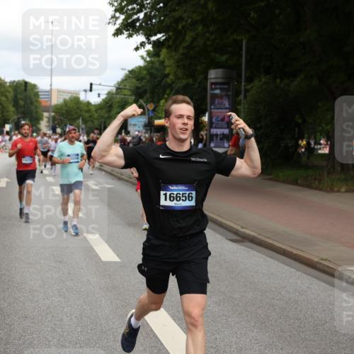 29.06.2025 - hella hamburg halbmarathon Yannick Fuchs http://msf.ph/oto/8230764 29.06.2025 10:33:56 20KM 1343, 1445, 1803, 2525, 2546, 2563, 3282, 3783, 4565, 4759, 6037, 6686, 6687, 7981, 8319, 8925, 9265, 11305, 11619, 12335, 12772, 13479, 13514, 13729, 14204, 14272, 14311, 14359, 15013, 15094, 15336, 15556, 15744, 15866, 16656, 16820, 17005, 17215, 17360, 17668, 18149, 18285, 18547, 18734, 18803 meine-sportfotos.de