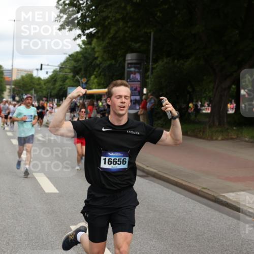 29.06.2025 - hella hamburg halbmarathon Yannick Fuchs http://msf.ph/oto/8230806 29.06.2025 10:33:56 20KM 1343, 1445, 1803, 2525, 2546, 2563, 3282, 3783, 4565, 4759, 6037, 6686, 6687, 7981, 8319, 8925, 9265, 11305, 11619, 12335, 12772, 13479, 13514, 13729, 14204, 14272, 14311, 14359, 15013, 15094, 15336, 15556, 15744, 15866, 16656, 16820, 17005, 17215, 17360, 17668, 18149, 18285, 18547, 18734, 18803 meine-sportfotos.de