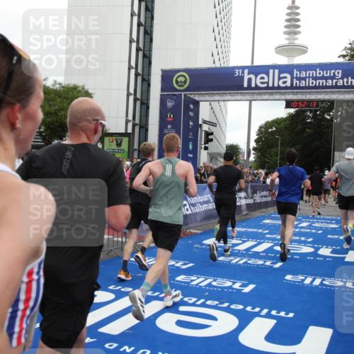 29.06.2025 - hella hamburg halbmarathon Michael Strokosch http://msf.ph/oto/8230811 29.06.2025 10:52:11 Ziel 1482, 2397, 2595, 5093, 5378, 6897, 7732, 9082, 12580, 13726, 14248, 15506, 15829, 16179, 16320, 16666, 17033, 18801 meine-sportfotos.de