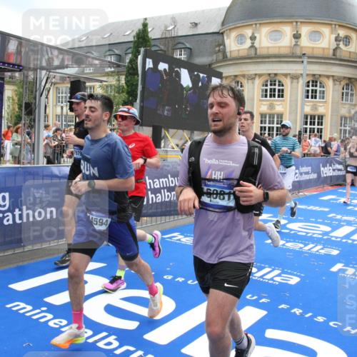 29.06.2025 - hella hamburg halbmarathon Michael Strokosch http://msf.ph/oto/8230841 29.06.2025 10:47:04 Ziel 1139, 1460, 1689, 4377, 5472, 6700, 9794, 10122, 13728, 14415, 14449, 14594, 14783, 15825, 16081, 17979 meine-sportfotos.de