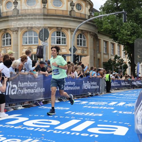 29.06.2025 - hella hamburg halbmarathon Strokosch-Dieckow http://msf.ph/oto/8230856 29.06.2025 10:33:03 Ziel 1910, 6473, 11169, 14276, 17802, 18679 meine-sportfotos.de