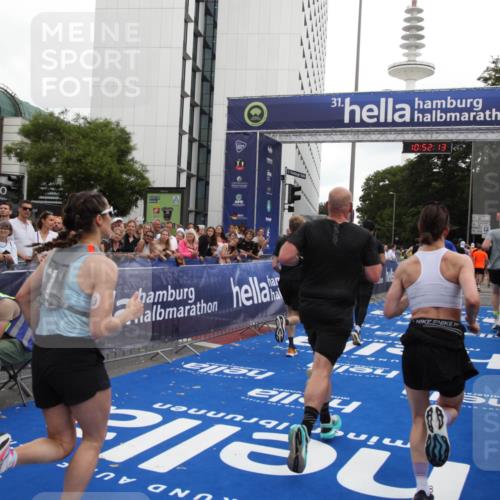 29.06.2025 - hella hamburg halbmarathon Michael Strokosch http://msf.ph/oto/8230865 29.06.2025 10:52:12 Ziel 1482, 2397, 2595, 5032, 5093, 5378, 6897, 7732, 9082, 12135, 12580, 13726, 14248, 14300, 15506, 15829, 16003, 16179, 16320, 16666, 17033, 17130, 18475, 18801 meine-sportfotos.de