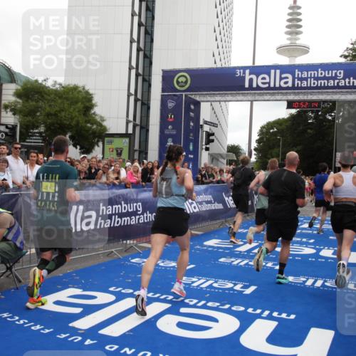 29.06.2025 - hella hamburg halbmarathon Michael Strokosch http://msf.ph/oto/8230876 29.06.2025 10:52:12 Ziel 1482, 2397, 2595, 5032, 5093, 5378, 6897, 7732, 9082, 12135, 12580, 13726, 14248, 14300, 15506, 15829, 16003, 16179, 16320, 16666, 17033, 17130, 18475, 18801 meine-sportfotos.de
