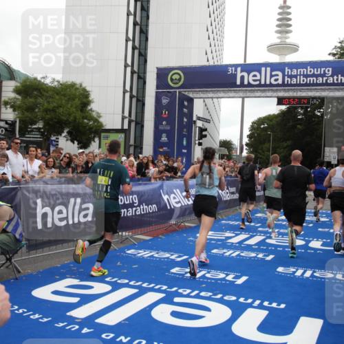 29.06.2025 - hella hamburg halbmarathon Michael Strokosch http://msf.ph/oto/8230934 29.06.2025 10:52:13 Ziel 1482, 2397, 2595, 5032, 5093, 5378, 6897, 7732, 9082, 12135, 12580, 13726, 14248, 14300, 15275, 15829, 16003, 16179, 16320, 16591, 16666, 17033, 17130, 18475, 18801 meine-sportfotos.de