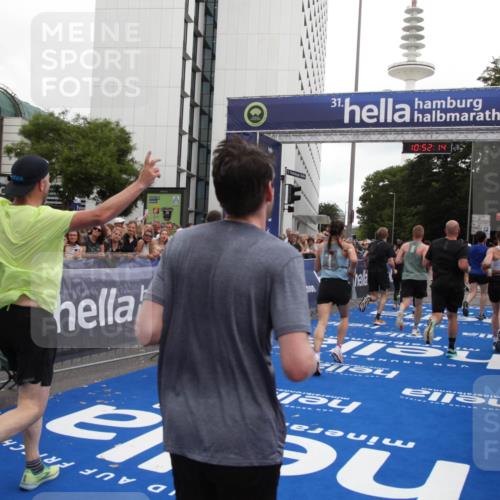 29.06.2025 - hella hamburg halbmarathon Michael Strokosch http://msf.ph/oto/8230940 29.06.2025 10:52:13 Ziel 1482, 2397, 2595, 5032, 5093, 5378, 6897, 7732, 9082, 12135, 12580, 13726, 14248, 14300, 15275, 15829, 16003, 16179, 16320, 16591, 16666, 17033, 17130, 18475, 18801 meine-sportfotos.de