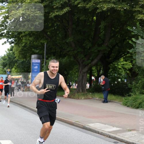 29.06.2025 - hella hamburg halbmarathon Yannick Fuchs http://msf.ph/oto/8230998 29.06.2025 10:34:01 20KM 1343, 1803, 2044, 2525, 2546, 2563, 2972, 3282, 3783, 4565, 4759, 5752, 6037, 6686, 6687, 7981, 8319, 8925, 9265, 9540, 11305, 12335, 12372, 13479, 13514, 13729, 14204, 14272, 14311, 14359, 15013, 15094, 15336, 15435, 15556, 15744, 16656, 16820, 17005, 17215, 17360, 17668, 18149, 18285, 18547, 18734, 18803 meine-sportfotos.de