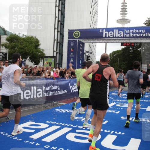 29.06.2025 - hella hamburg halbmarathon Michael Strokosch http://msf.ph/oto/8231069 29.06.2025 10:52:14 Ziel 1482, 2397, 2595, 4837, 5032, 5087, 5093, 5378, 5482, 6897, 7732, 9082, 12135, 12580, 13726, 14248, 14300, 15275, 15829, 16003, 16320, 16591, 16666, 17033, 17130, 18475, 18801 meine-sportfotos.de