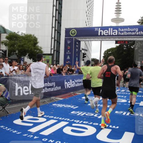29.06.2025 - hella hamburg halbmarathon Michael Strokosch http://msf.ph/oto/8231082 29.06.2025 10:52:15 Ziel 1482, 2397, 2595, 4837, 5032, 5087, 5093, 5378, 5482, 6897, 7732, 9082, 12135, 12580, 13726, 14248, 14300, 15275, 15829, 16003, 16320, 16591, 16666, 17033, 17130, 18475, 18801 meine-sportfotos.de