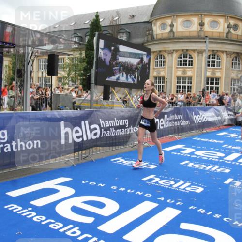 29.06.2025 - hella hamburg halbmarathon Michael Strokosch http://msf.ph/oto/8231092 29.06.2025 10:47:06 Ziel 1460, 1689, 4377, 5472, 6700, 9794, 10122, 12579, 13728, 14415, 14449, 14594, 14783, 15825, 16081, 17979 meine-sportfotos.de