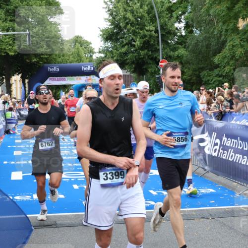 29.06.2025 - hella hamburg halbmarathon Zöllner http://msf.ph/oto/8231097 29.06.2025 10:53:44 Ziel 1502, 2058, 2082, 2518, 2630, 3819, 5399, 6762, 8335, 10549, 10895, 11588, 11589, 11604, 12632, 13865, 14702, 14818, 15061, 15441, 15856, 16092, 17482, 18143, 18514, 18666, 18715 meine-sportfotos.de
