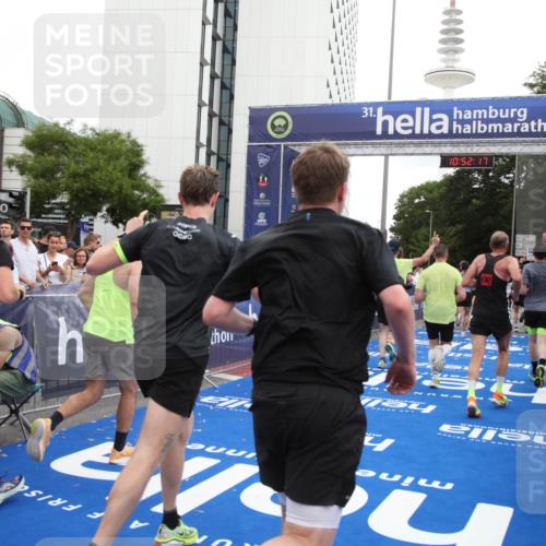 29.06.2025 - hella hamburg halbmarathon Michael Strokosch http://msf.ph/oto/8231108 29.06.2025 10:52:15 Ziel 1482, 2397, 2595, 4837, 5032, 5087, 5093, 5378, 5482, 6897, 7732, 9082, 12135, 12580, 13726, 14248, 14300, 15275, 15829, 16003, 16320, 16591, 16666, 17033, 17130, 18475, 18801 meine-sportfotos.de