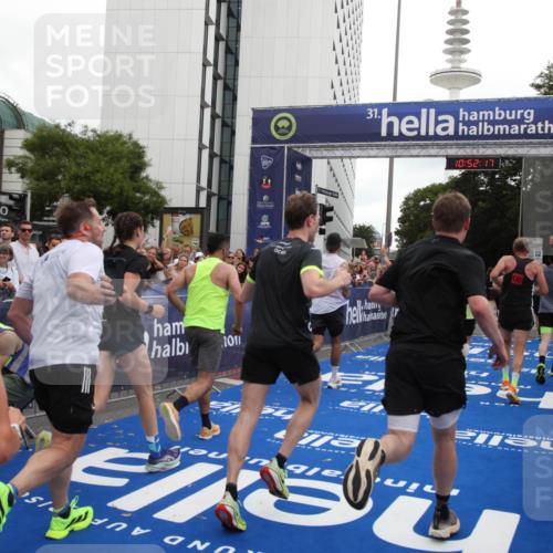 29.06.2025 - hella hamburg halbmarathon Michael Strokosch http://msf.ph/oto/8231118 29.06.2025 10:52:16 Ziel 1482, 2397, 2595, 4837, 5032, 5087, 5093, 5378, 5482, 6897, 9074, 9082, 12135, 12580, 13726, 14248, 14300, 15275, 16003, 16320, 16591, 17033, 17130, 18475, 18801 meine-sportfotos.de