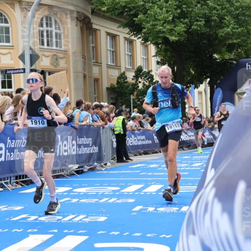 29.06.2025 - hella hamburg halbmarathon Strokosch-Dieckow http://msf.ph/oto/8231154 29.06.2025 10:33:12 Ziel 1910, 1959, 4679, 6473, 7723, 9047, 14167, 14276, 16881, 17175, 17802, 18455 meine-sportfotos.de