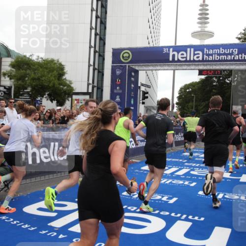 29.06.2025 - hella hamburg halbmarathon Michael Strokosch http://msf.ph/oto/8231179 29.06.2025 10:52:16 Ziel 1482, 2397, 2595, 4837, 5032, 5087, 5093, 5378, 5482, 6897, 9074, 9082, 12135, 12580, 13726, 14248, 14300, 15275, 16003, 16320, 16591, 17033, 17130, 18475, 18801 meine-sportfotos.de