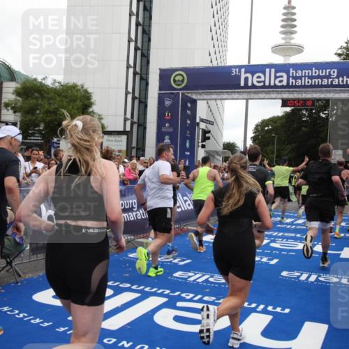 29.06.2025 - hella hamburg halbmarathon Michael Strokosch http://msf.ph/oto/8231189 29.06.2025 10:52:16 Ziel 1482, 2397, 2595, 4837, 5032, 5087, 5093, 5378, 5482, 6897, 9074, 9082, 12135, 12580, 13726, 14248, 14300, 15275, 16003, 16320, 16591, 17033, 17130, 18475, 18801 meine-sportfotos.de