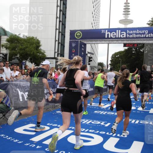 29.06.2025 - hella hamburg halbmarathon Michael Strokosch http://msf.ph/oto/8231205 29.06.2025 10:52:17 Ziel 1482, 2397, 4419, 4837, 5032, 5087, 5093, 5482, 6897, 9074, 9082, 12135, 13726, 14248, 14300, 15275, 16003, 16320, 16591, 17033, 17130, 18475, 18801 meine-sportfotos.de