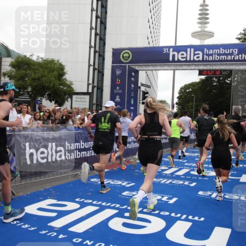29.06.2025 - hella hamburg halbmarathon Michael Strokosch http://msf.ph/oto/8231227 29.06.2025 10:52:17 Ziel 1482, 2397, 4419, 4837, 5032, 5087, 5093, 5482, 6897, 9074, 9082, 12135, 13726, 14248, 14300, 15275, 16003, 16320, 16591, 17033, 17130, 18475, 18801 meine-sportfotos.de