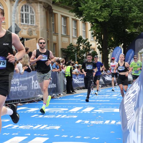29.06.2025 - hella hamburg halbmarathon Strokosch-Dieckow http://msf.ph/oto/8231268 29.06.2025 10:33:16 Ziel 1910, 1959, 4679, 7723, 9047, 14167, 16881, 17175, 17489, 18455 meine-sportfotos.de