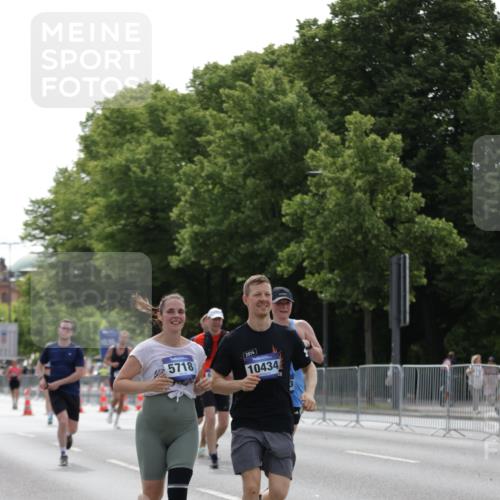 29.06.2025 - hella hamburg halbmarathon Jannik Wohlers http://msf.ph/oto/8231331 29.06.2025 10:28:08 Lombardsbrücke 5718, 5903, 5939, 6102, 6418, 7667, 7980, 8327, 8560, 9642, 9716, 9855, 10434, 13400, 16125, 18293, 18604, 19180 meine-sportfotos.de
