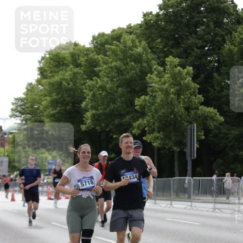 29.06.2025 - hella hamburg halbmarathon Jannik Wohlers http://msf.ph/oto/8231339 29.06.2025 10:28:08 Lombardsbrücke 5718, 5903, 5939, 6102, 6418, 7667, 7980, 8327, 8560, 9642, 9716, 9855, 10434, 13400, 16125, 18293, 18604, 19180 meine-sportfotos.de