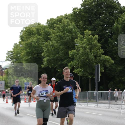 29.06.2025 - hella hamburg halbmarathon Jannik Wohlers http://msf.ph/oto/8231358 29.06.2025 10:28:08 Lombardsbrücke 5718, 5903, 5939, 6102, 6418, 7667, 7980, 8327, 8560, 9642, 9716, 9855, 10434, 13400, 16125, 18293, 18604, 19180 meine-sportfotos.de