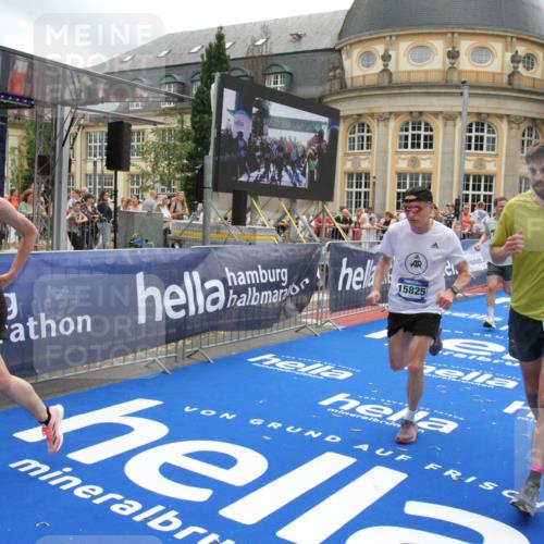 29.06.2025 - hella hamburg halbmarathon Michael Strokosch http://msf.ph/oto/8231369 29.06.2025 10:47:07 Ziel 1460, 4093, 4377, 5472, 6700, 7908, 9794, 10122, 12579, 13728, 14415, 14449, 14783, 15684, 15825 meine-sportfotos.de