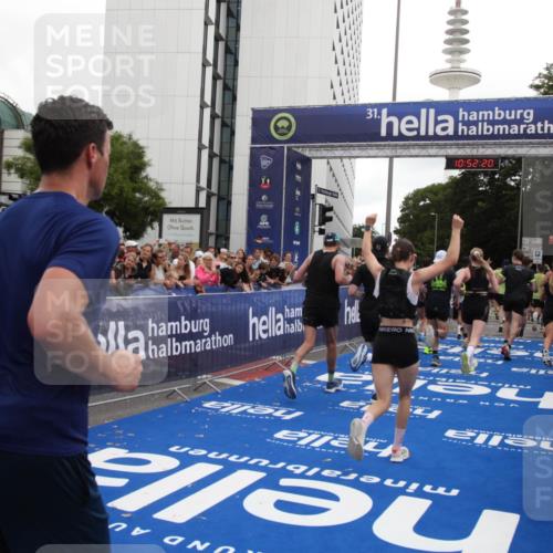 29.06.2025 - hella hamburg halbmarathon Michael Strokosch http://msf.ph/oto/8231399 29.06.2025 10:52:19 Ziel 2397, 4419, 4837, 5032, 5087, 5482, 6164, 6897, 7896, 9074, 9082, 12135, 13726, 14248, 14300, 15275, 15446, 16003, 16320, 16591, 17130, 18475 meine-sportfotos.de