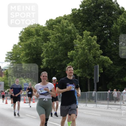 29.06.2025 - hella hamburg halbmarathon Jannik Wohlers http://msf.ph/oto/8231437 29.06.2025 10:28:08 Lombardsbrücke 5718, 5903, 5939, 6102, 6418, 7667, 7980, 8327, 8560, 9642, 9716, 9855, 10434, 13400, 16125, 18293, 18604, 19180 meine-sportfotos.de