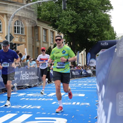 29.06.2025 - hella hamburg halbmarathon Strokosch-Dieckow http://msf.ph/oto/8231444 29.06.2025 10:33:19 Ziel 1959, 4602, 4679, 7723, 8956, 9047, 14167, 16881, 17056, 17175, 17489, 18455 meine-sportfotos.de