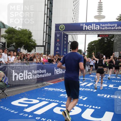 29.06.2025 - hella hamburg halbmarathon Michael Strokosch http://msf.ph/oto/8231469 29.06.2025 10:52:19 Ziel 2397, 4419, 4837, 5032, 5087, 5482, 6164, 6897, 7896, 9074, 9082, 12135, 13726, 14248, 14300, 15275, 15446, 16003, 16320, 16591, 17130, 18475 meine-sportfotos.de