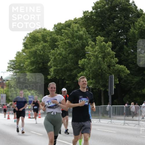29.06.2025 - hella hamburg halbmarathon Jannik Wohlers http://msf.ph/oto/8231488 29.06.2025 10:28:08 Lombardsbrücke 5718, 5903, 5939, 6102, 6418, 7667, 7980, 8327, 8560, 9642, 9716, 9855, 10434, 13400, 16125, 18293, 18604, 19180 meine-sportfotos.de
