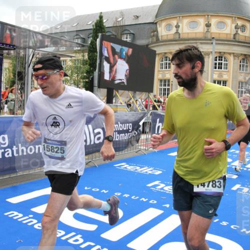 29.06.2025 - hella hamburg halbmarathon Michael Strokosch http://msf.ph/oto/8231491 29.06.2025 10:47:08 Ziel 1460, 4093, 4377, 5472, 6700, 7908, 9794, 10122, 12579, 14415, 14783, 15684, 15825 meine-sportfotos.de