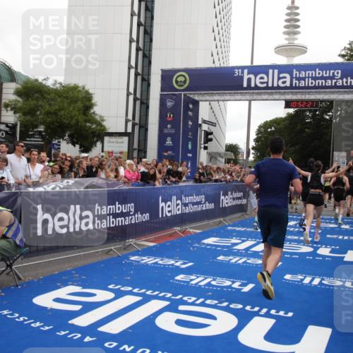 29.06.2025 - hella hamburg halbmarathon Michael Strokosch http://msf.ph/oto/8231530 29.06.2025 10:52:20 Ziel 4419, 4587, 4837, 5032, 5087, 5482, 6164, 6897, 7896, 9074, 9082, 12135, 13707, 14300, 15275, 15446, 16003, 16320, 16591, 17130, 17773, 18475 meine-sportfotos.de