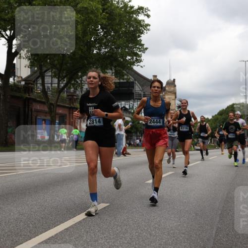 29.06.2025 - hella hamburg halbmarathon Yannick Fuchs http://msf.ph/oto/8231534 29.06.2025 10:46:48 20KM 1098, 1257, 1482, 1657, 1683, 2111, 2208, 2444, 2814, 3258, 3399, 3715, 3952, 3999, 4121, 4587, 4726, 5169, 5194, 5607, 5907, 6897, 7178, 7232, 7383, 7475, 8172, 8316, 8587, 8955, 9065, 9163, 10529, 10811, 11217, 12135, 12155, 12482, 12519, 13211, 13301, 14198, 14286, 14791, 14805, 15980, 16320, 16467, 16929, 17130, 17198, 17710, 17773, 18249, 18331, 19208 meine-sportfotos.de
