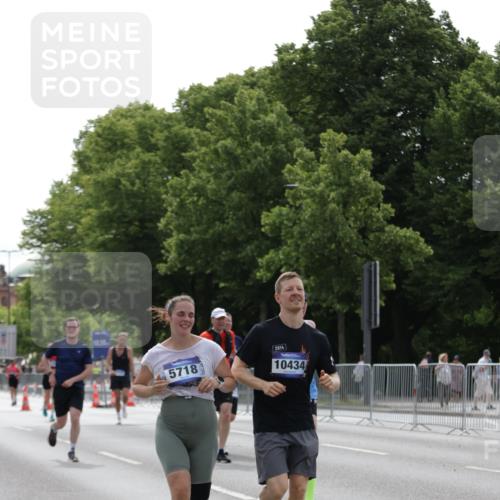 29.06.2025 - hella hamburg halbmarathon Jannik Wohlers http://msf.ph/oto/8231584 29.06.2025 10:28:08 Lombardsbrücke 5718, 5903, 5939, 6102, 6418, 7667, 7980, 8327, 8560, 9642, 9716, 9855, 10434, 13400, 16125, 18293, 18604, 19180 meine-sportfotos.de