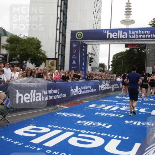 29.06.2025 - hella hamburg halbmarathon Michael Strokosch http://msf.ph/oto/8231587 29.06.2025 10:52:21 Ziel 4140, 4419, 4587, 4837, 5032, 5087, 5482, 6164, 7896, 9074, 12135, 13707, 14300, 15275, 15446, 16003, 16591, 17130, 17773, 18475 meine-sportfotos.de