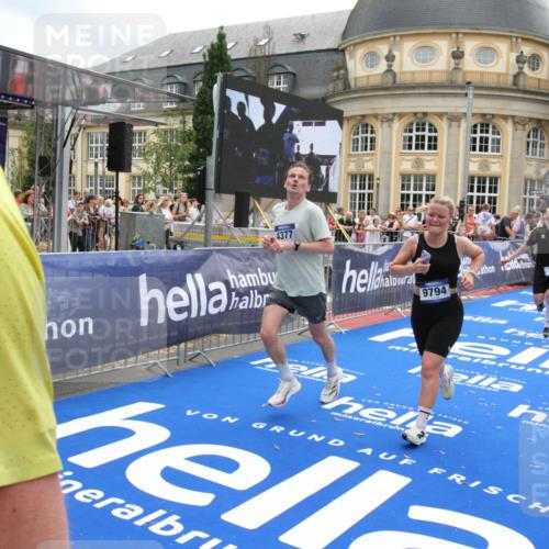 29.06.2025 - hella hamburg halbmarathon Michael Strokosch http://msf.ph/oto/8231598 29.06.2025 10:47:08 Ziel 1460, 4093, 4377, 5472, 6700, 7908, 9794, 10122, 12579, 14415, 14783, 15684, 15825 meine-sportfotos.de