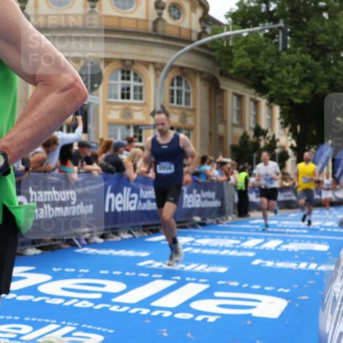 29.06.2025 - hella hamburg halbmarathon Strokosch-Dieckow http://msf.ph/oto/8231635 29.06.2025 10:33:28 Ziel 1053, 4602, 8312, 8956, 15326, 16931, 17056, 17489, 18731, 18854 meine-sportfotos.de