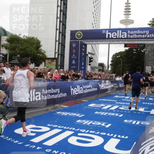 29.06.2025 - hella hamburg halbmarathon Michael Strokosch http://msf.ph/oto/8231639 29.06.2025 10:52:21 Ziel 4140, 4419, 4587, 4837, 5032, 5087, 5482, 6164, 7896, 9074, 12135, 13707, 14300, 15275, 15446, 16003, 16591, 17130, 17773, 18475 meine-sportfotos.de