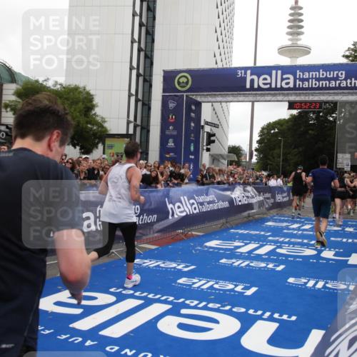 29.06.2025 - hella hamburg halbmarathon Michael Strokosch http://msf.ph/oto/8231654 29.06.2025 10:52:21 Ziel 4140, 4419, 4587, 4837, 5032, 5087, 5482, 6164, 7896, 9074, 12135, 13707, 14300, 15275, 15446, 16003, 16591, 17130, 17773, 18475 meine-sportfotos.de