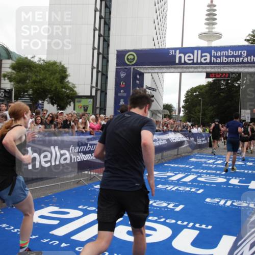 29.06.2025 - hella hamburg halbmarathon Michael Strokosch http://msf.ph/oto/8231666 29.06.2025 10:52:22 Ziel 4140, 4419, 4587, 4837, 5087, 5482, 6164, 7896, 9074, 13707, 15275, 15446, 16591, 17773 meine-sportfotos.de