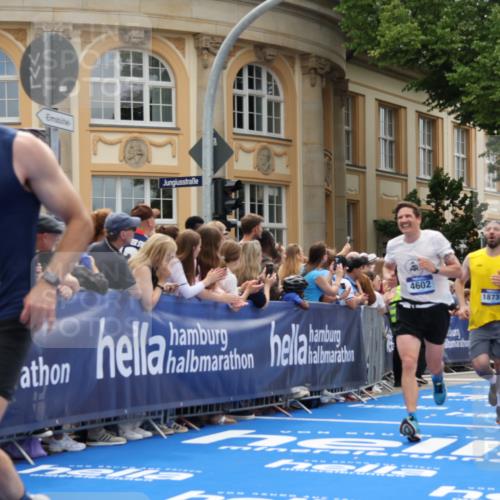 29.06.2025 - hella hamburg halbmarathon Strokosch-Dieckow http://msf.ph/oto/8231674 29.06.2025 10:33:29 Ziel 1053, 4602, 8312, 8956, 15326, 16931, 17056, 17489, 18731, 18854 meine-sportfotos.de