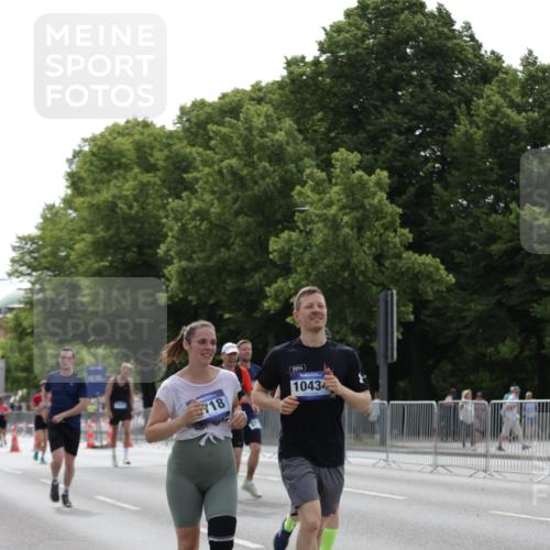 29.06.2025 - hella hamburg halbmarathon Jannik Wohlers http://msf.ph/oto/8231683 29.06.2025 10:28:08 Lombardsbrücke 5718, 5903, 5939, 6102, 6418, 7667, 7980, 8327, 8560, 9642, 9716, 9855, 10434, 13400, 16125, 18293, 18604, 19180 meine-sportfotos.de