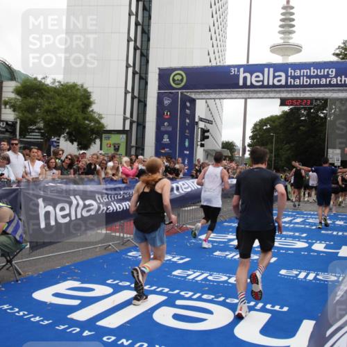 29.06.2025 - hella hamburg halbmarathon Michael Strokosch http://msf.ph/oto/8231687 29.06.2025 10:52:22 Ziel 4140, 4419, 4587, 4837, 5087, 5482, 6164, 7896, 9074, 13707, 15275, 15446, 16591, 17773 meine-sportfotos.de