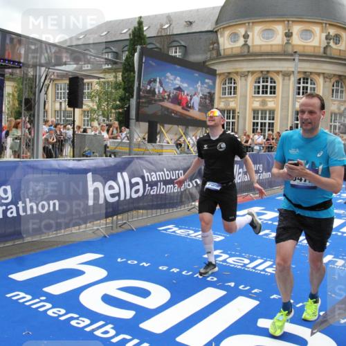 29.06.2025 - hella hamburg halbmarathon Michael Strokosch http://msf.ph/oto/8231730 29.06.2025 10:47:10 Ziel 1460, 4093, 4377, 5472, 6373, 6700, 7908, 9794, 12579, 13007, 14783, 15684 meine-sportfotos.de