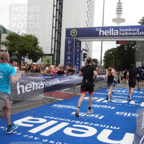 29.06.2025 - hella hamburg halbmarathon Michael Strokosch http://msf.ph/oto/8231734 29.06.2025 10:52:23 Ziel 4140, 4419, 4587, 4837, 5087, 5482, 6164, 7896, 9074, 13211, 13707, 15446, 17773 meine-sportfotos.de