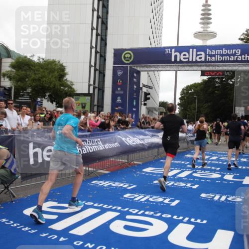 29.06.2025 - hella hamburg halbmarathon Michael Strokosch http://msf.ph/oto/8231749 29.06.2025 10:52:24 Ziel 4140, 4419, 4587, 6164, 7896, 9074, 13211, 13707, 15144, 15446, 17773, 17997 meine-sportfotos.de