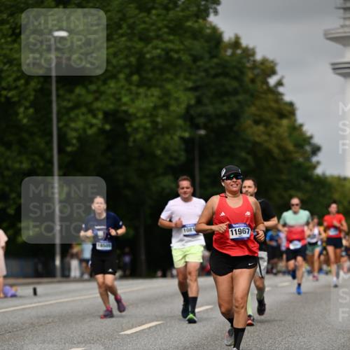 29.06.2025 - hella hamburg halbmarathon Dr. Thomas Lammeyer http://msf.ph/oto/8231776 29.06.2025 10:13:26 Kennedybrücke 4592, 7081, 7187, 9297, 9306, 9781, 10819, 11067 meine-sportfotos.de
