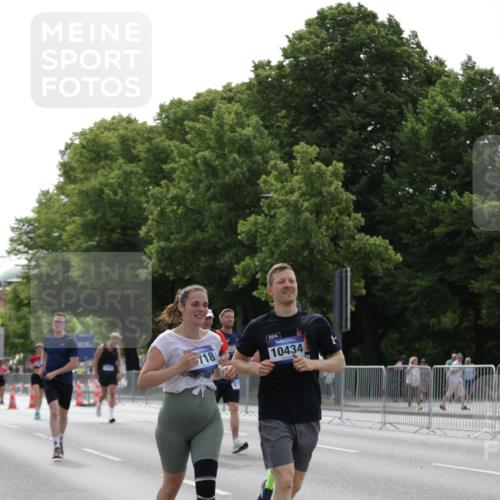 29.06.2025 - hella hamburg halbmarathon Jannik Wohlers http://msf.ph/oto/8231786 29.06.2025 10:28:08 Lombardsbrücke 5718, 5903, 5939, 6102, 6418, 7667, 7980, 8327, 8560, 9642, 9716, 9855, 10434, 13400, 16125, 18293, 18604, 19180 meine-sportfotos.de